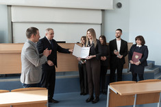 Prorektor ds. studenckich i umiędzynarodowienia - dr hab. inż. Bartosz Miller, prof. PRz oraz Dziekan WBIŚiA prof. dr hab. inż. Lech Lichołai skaładają gratulacje dr inż. arch. Agacie Mikrut-Kusy, fot. Arkadiusz Surowiec