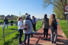 Uczestnicy wydarzenia sprzątania brzegów rzeki Wisłok w ramach akcji Operacja Czysta Rzeka.