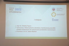 Prezentacja I nagrody - mgr inż. Rebeka Pajura - Temat pracy: "Wykorzystanie odcieków z beztlenowej przeróbki osadów ściekowych do wytwarzania produktów nawozowych". Promotor: dr inż. Adam Masłoń.