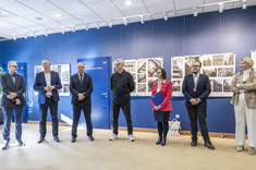 Profesor Aleksander Kozłowski przemawia do obecnych na wernisażu