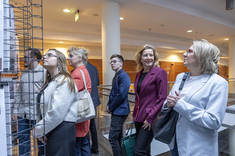 Uczestnicy wystawy prac studenckich, wykonanych w ramach zajęć Projektowanie architektoniczne – usługi II, w tym m.in. dr hab. Beata Zatwarnicka-Madura, prof. PRz - Dziekan Wydziału Zarządzania, dr hab. inż. Beata Mossety-Leszczak, prof. PRz - Dziekan Wydziału Chemicznego