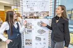 Dwie uczestniczki i autorki prac w ramach wystawy prac studenckich, wykonanych w ramach zajęć Projektowanie architektoniczne – usługi II