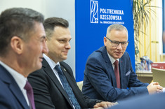 Od lewej: mgr Piotr Kuchta, Marcin Nazarewicz, dr hab. inż. Lesław Gniewek, prof. PRz, fot. Beata Motyka