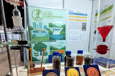 Stoisko Katedry Inżynierii i Chemii Środowiska Politechniki Rzeszowskiej im. Ignacego Łukasiewicza na 18. Międzynarodowych Targach Wynalazków i Innowacji Intarg 2025 w Katowicach