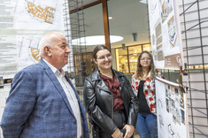 Uczestnicy wystawy prac studenckich, wykonanych w ramach zajęć Projektowanie architektoniczne – usługi II