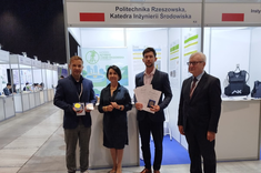 Stoisko Katedry Inżynierii i Chemii Środowiska Politechniki Rzeszowskiej im. Ignacego Łukasiewicza na 18. Międzynarodowych Targach Wynalazków i Innowacji Intarg 2025 w Katowicach