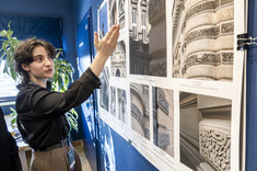 Emilia Łobaza studentka PRZ wskazuje z zainteresowaniem na jedną z prezentowanych fotografii