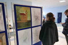 Studentka oglądająca prace Pani Moniki Szyszki (3 prace) i Pani Ewy Talarek, fot. mgr inż. arch. Beata Raś.