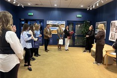 Podziękowanie uczestników studiów za prowadzone zajęcia, na zdjęciu uczestnicy i mgr W. Nowak