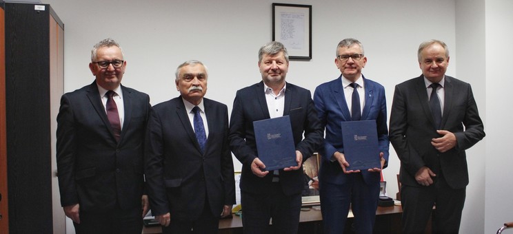 Od lewej: zastępca burmistrza Starego Sącza mgr inż. Kazimierz Gizicki, prof. dr hab. inż. Marek Gosztyła, Rektor Politechniki Rzeszowskiej prof. dr hab. inż. Piotr Koszelnik, burmistrz Starego Sącza mgr. Jacek Lelek, Dziekan Wydziału Budownictwa, Inżynierii Środowiska i Architektury prof. dr hab. inż. Lech Lichołai.