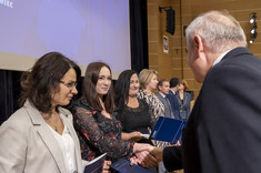 Wręczenie dr inż. Andżelice Domoń (Katedra Oczyszczania i Ochrony Wód) nagrody na wniosek za osiągnięcia naukowe, za osiągnięcia dydaktyczne oraz za osiągnięcia organizacyjne