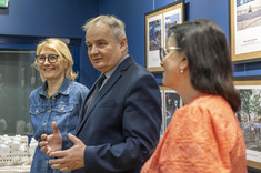 Od lewej: dr inż. Marzena Kłos, prof. PRz - Prodziekan ds. Kształcenia dla kierunków Budownictwo, Architektura oraz Transport, prof. dr hab. inż. Lech Lichołai - Dziekan Wydziału Budownictwa, Inżynierii Środowiska i Architektury, dr inż. Agnieszka Pękala - Pełnomocnik Rektora ds. Osób z Niepełnosprawnościami, fot. Beata Motyka