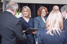 Wręczenie prof. dr hab. inż. Renacie Grucy-Rokosz (Katedra Inżynierii i Chemii Środowiska) nagrody za uzyskanie tytułu naukowego profesora