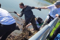 Sprzątanie brzegów rzeki Wisłok.