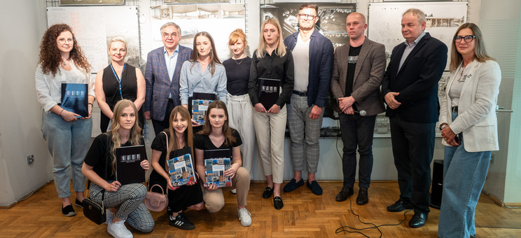 Uczestnicy uroczystego wręczenia nagród w konkursie na najlepszy DYPLOM INŻYNIERSKI ROKU -edycja 2023 organizowanego przez Stowarzyszenie Architektów Polskich Oddział Rzeszów wraz z Wydziałem Budownictwa, Inżynierii Środowiska i Architektury Politechniki Rzeszowskiej.