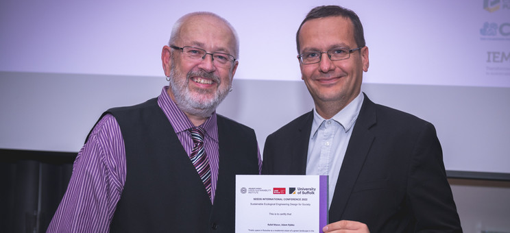 Dr inż. arch. Rafał Mazur odbierający wyróżnienie Highly Commended w kategorii Urban Planning na konferencji International Sustainable Ecological Engineering Design for Society [SEEDS]