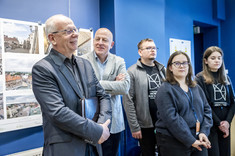 Lesław Bichajło prof. Uczelni przemawia do obecnych na wernisażu