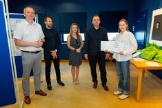 Wręczenie nagrody laureatce II miejsca - mgr inż. Barbarze Giza, od lewej: dr hab. inż. Piotr Nazarko, prof. PRz, mgr inż. arch. Łukasz Bajda, dr inż. Izabela Piegdoń, dr inż. Krzysztof Boryczko, mgr inż. Barbara Giza.