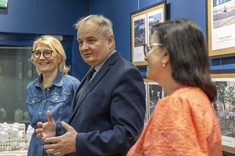 Od lewej: dr inż. Marzena Kłos, prof. PRz - Prodziekan ds. Kształcenia dla kierunków Budownictwo, Architektura oraz Transport, prof. dr hab. inż. Lech Lichołai - Dziekan Wydziału Budownictwa, Inżynierii Środowiska i Architektury, dr inż. Agnieszka Pękala - Pełnomocnik Rektora ds. Osób z Niepełnosprawnościami, fot. Beata Motyka 