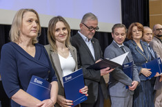 Pracownicy Wydziału Budownictwa, Inżynierii Środowiska i Architektury nagrodzeni za patenty: od lewej: prof. dr hab. inż. Renata Gruca-Rokosz, dr hab. inż. Małgorzata Kida, prof. PRz, prof. dr hab. inż. Aleksander Kozłowski, dr hab. inż. Adam Masłoń, prof. PRz, prof. dr hab. inż. Dorota Papciak, dr hab. inż. Maciej Piekarski, prof. PRz