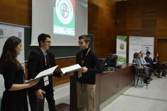 Na zdjęciu Pan Bernard Pazder odbierający zaświadczenie o uczestnictwie w konferencji studenckiej VII Forum Uni-Biznes Geodezja Przedsiębiorcy Studenci.