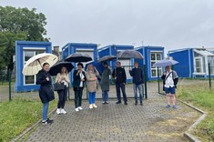 Przedstawiciele zespołu projektu „Iskra - budowanie międzyuczelnianych zespołów badawczych" „Politechniczna Sieć VIA CARPATIA im. Prezydenta RP Lecha Kaczyńskiego" z Politechnik: Rzeszowskiej, Białostockiej i Lubelskiej przed komoramo do badań pasywnych systemów ogrzewania słonecznego.