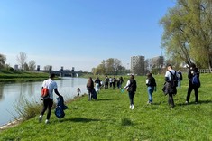 Uczestnicy wydarzenia sprzątania brzegów rzeki Wisłok w ramach akcji Operacja Czysta Rzeka.