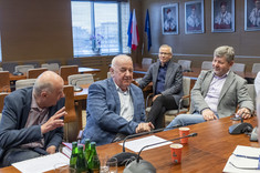 Zebranie pracowników wchodzących w skład Rady Naukowej oraz Zespołu Organizacyjnego ds. Utworzenia Muzeum Politechniki Rzeszowskiej w sali Senatu PRz, na zdjęciu widoczni m.in. dr hab. inż. Lesław Gniewek, prof. PRz - Prorektor ds. Nauki, prof. dr hab. inż. Piotr Koszelnik - Rektor PRz