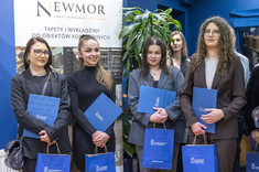 Cztery absolwentki studiów podyplomowych pn. "Architektura wnętrz i wystawiennictwa" wraz ze świadectwami ukończenia studiów