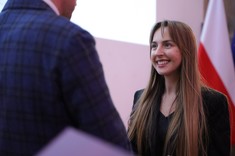 Mgr inż. arch. Paulina Więcek odbiera nagrodę z rąk Dyrektora Generalnego Ministerstwa Rozwoju i Technologii - Michała Graczyka