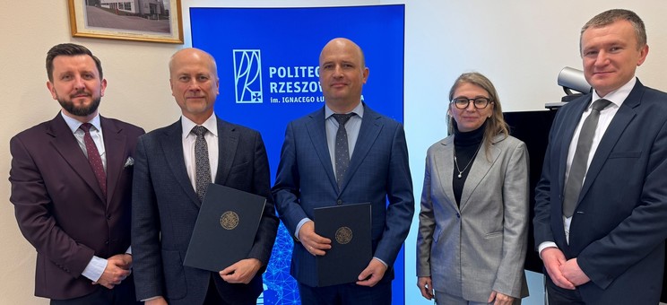 Od lewej: dr hab. inż. Przemysław Leń, prof. PRz, prof. dr hab. inż. Jarosław Sęp - Prorektor ds. rozwoju i współpracy z otoczeniem, inż. Krzysztof Popek - Dyrektor Podkarpackiego Biura Geodezji i Terenów Rolnych w Rzeszowie, dr hab. inż. Izabela Skrzpczak, prof. PRz - kierowniczka Katedry Geodezji i Geotechniki, dr inż. Grzegorz Oleniacz.