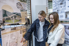 Dwie studentki podczas wystawy prac studenckich, wykonanych w ramach zajęć Projektowanie architektoniczne – usługi II