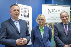 Wystąpienie dr. hab. inż. Piotra Nazarko, prof. PRz - Prodziekana ds. rozwoju i jednocześnie kierownika studiów podyplomowych /T_BIM/, na zdjęciu również dr inż. Marzena Kłos, prof. PRz - Prodziekan ds. Kształcenia na kierunkach Budownictwo, Architektura i Transport, prof. dr hab. inż. Lech Lichołai - Dziekan WBIŚiA