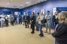 Grupa kilkunastu uczestników finisażu wystawy pt. "Ludzie i przestrzeń" w Galerii P_okaz, fot. Beata Motyka