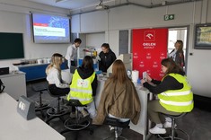 Uczestnicy VIII edycji Latającego Uniwersytetu Drogowego podczas warsztatu pt. "Rozszyfruj asfalty - czyli jak klasyfikujemy lepiszcza asfaltowe". 