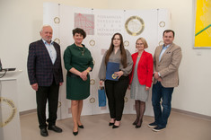 Od lewej: mgr inż. Leszek Kaczmarczyk - prezes PZITS O. Podkarpackiego, dr hab. inż. Bożena Babiarz, prof. Uczelni - Przewodnicząca Komisji Konkursowej, mgr inż. Anita Saj - laureatka III nagrody, mgr inż. Liliana Serafin - sekretarz OR PDK OIIB, mgr inż. Wacław Kamiński - zastępca przewodniczącego OR PDK OIIB.
