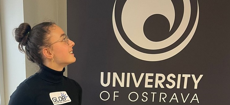 Pani Krystyna Paśko - studentka drugiego roku kierunku Geodezja i planowanie przestrzenne reprezentantka Koła Naukowego Geodetów GLOB na Międzynarodowej Konferencji Studenckiej Baltic University Programme (BUP): „Environment and Well-being” na ścianki reklamowej Uniwersytetu w Ostrawie. 