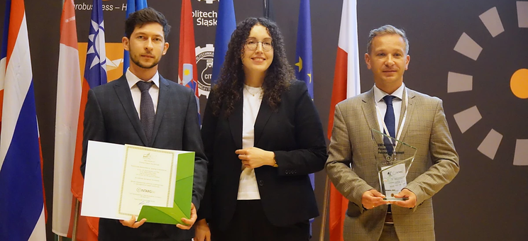 Mgr inż. Wojciech Strojny oraz dr hab. inż. Adam Masłoń, prof. PRz odbierający statuetkę podczas 18. Międzynarodowych Targów Wynalazków i Innowacji Intarg 2025