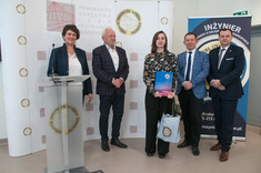 Wręczenie nagrody laureatce II nagrody - Pani mgr inż. Justynie Pacholczyk, od lewej: dr hab. inż. Bożena Babiarz, prof. PRz, mgr inż. Łukasz Kaczmarczyk, mgr inż. Justyna Pacholczyk, dr hab. inż. Bartosz Miller, prof. PRz, mgr inż. Wacław Kamiński 
