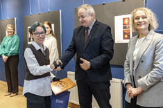 Dziekan Lech Lichołai gratuluje wyróżnionej w konkursie uczennicy