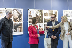 Prodziekan Marzena Kłos dziękuje Beacie Walickiej-Góral za ogromne zaangażowane w opiekę nad Kołem Naukowym AMS, jej pracę dydaktyczną i naukową ze studentami