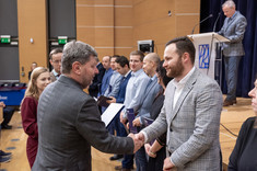 Wręczenie nagrody przez Rektora Politechniki Rzeszowskiej Panu dr. inż. Mateuszowi Rajchelowi, ponadto na zdjęciu prof. dr hab. inż. Lech Lichołai, dr inż. Przemysław Miąsik, dr hab. inż. Bartosz Miller, prof. Uczelni, dr inż. Michał Musiał, dr inż. Krzysztof Nowak, dr inż. Sławomir Rabczak, dr inż. Agnieszka Pękala, dr inż. arch. Anna Sikora, prof. Uczelni, fot. A.Surowiec
