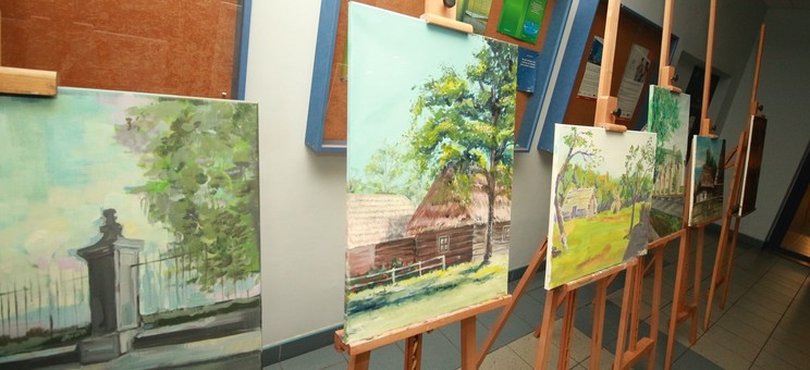 Prace malarskie studentów, od lewej: Moniki Szyszki, Wiktorii Niemczyk, Jakuba Licaka, Joanny Szyszki, Nicole Kwiatanowskiej-Nawrockiej.