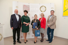 Od lewej: mgr inż. Leszek Kaczmarczyk - prezes PZITS O. Podkarpackiego, dr hab. inż. Bożena Babiarz, prof. Uczelni - Przewodnicząca Komisji Konkursowej, mgr inż. Rebeka Pajura - laureatka I nagrody, mgr inż. Liliana Serafin - sekretarz OR PDK OIIB, mgr inż. Wacław Kamiński - zastępca przewodniczącego OR PDK OIIB.