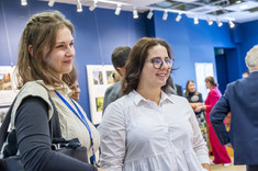 Zdjęcie grupy osób na tle wystawy. Na pierwszym planie dwie kobiety, uśmiechają się do zdjęcia. Na zdjęciu od lewej: mgr W. Bojdo, arch. A. Jóźwiakowska.