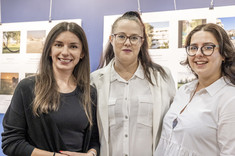 Trzy kobiety z ciemnymi długimi włosami, jedna ubrana na czarno, dwie na biało stoją obok siebie i uśmiechają się do zdjęcia. Na zdjęciu od lewej: arch. A. Pomykała, mgr. J. Makar-Płaza, arch. A. Jóżwiakowska.