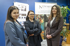 Absolwentki studiów podyplomowych pn. "Architektura wnętrz i wystawiennictwa" podczas uroczystego wręczenia dyplomów ukończenia studiów podyplomowych