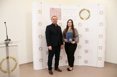 Dr. inż. Krzysztof Boryczko - Prodziekan ds. Kształcenia dla kierunków Inżynieria Środowiska, Energetyka oraz Geodezja i Planowanie Przestrzenne oraz mgr inż. Anita Saj - laureatka III nagrody.
