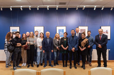 Uczestnicy otwarcia Galerii P_okaz, fot. Arkadiusz Surowiec