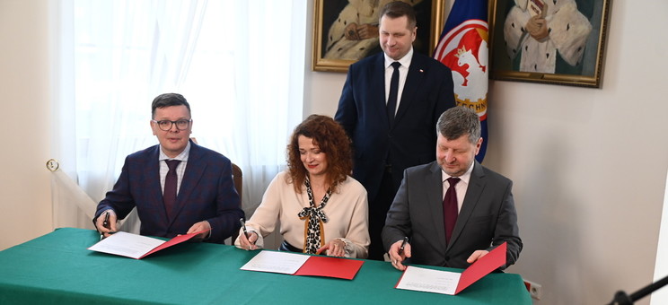 Porozumienie podpisali (od lewej): rektor Politechniki Lubelskiej prof. Zbigniew Pater, rektor Politechniki Białostockiej prof. Marta Kosior-Kazberuk, rektor Politechniki Rzeszowskiej prof. Piotr Koszelnik w obecności ministra edukacji i nauki prof. Przemysława Czarnka,  fot. K. Krzysiak, PL